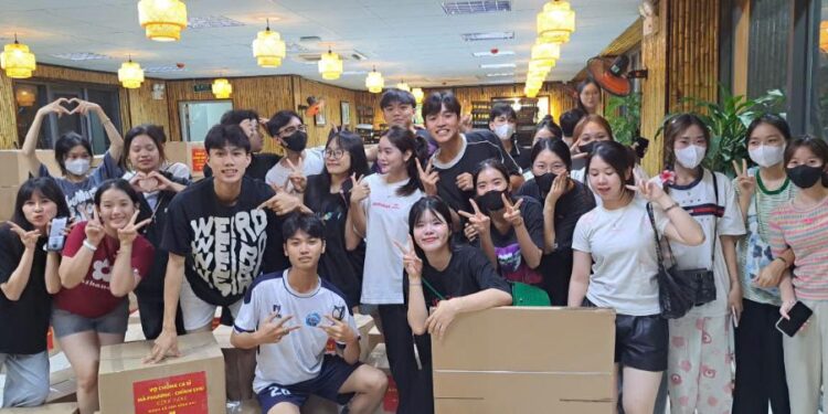 Ca sĩ tỉ phú’ Hà Phương giúp đỡ bà con miền Bắc