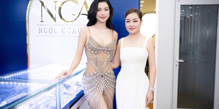 Hoa hậu Hoàng Thanh Nga tươi trẻ “đọ sắc” cùng Á hậu Hoàng Nhung