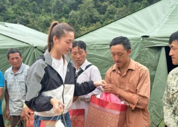 Hoa hậu Lương Thùy Linh tham gia cứu trợ người dân gặp thiệt hại sau bão tại Cao Bằng