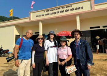 Thạc sĩ, CEO Phạm Kim Dung, đạo diễn Hoàng Nhật Nam và Hoa hậu Thanh Thủy mang yêu thương đến người dân Làng Nủ