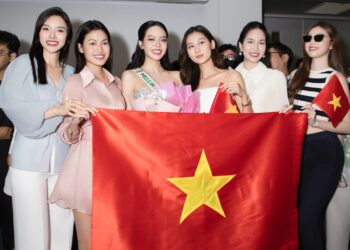 Phong cách thời trang của Hoa hậu Thanh Thuỷ tại sân bay trước giờ lên đường đi thi quốc tế