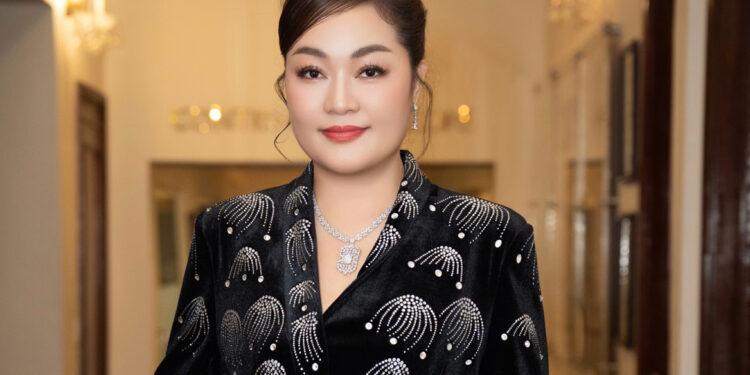 Hoa hậu Hoàng Thanh Nga khoe nhan sắc ngày càng lộng lẫy và sang trọng 