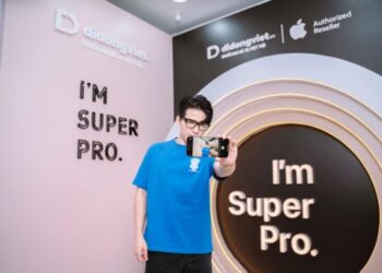 Trước đêm concert ‘Anh trai chông gai’ hoành tráng, Quốc Thiên đã tranh thủ đi sắm iPhone mới.