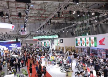 Bất chấp thời tiết bất lợi, hàng ngàn người vẫn đến tham quan vms 2024 ngày cuối cùng