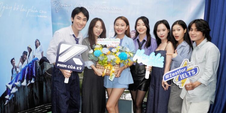 NSND Việt Anh chỉ dạy học trò Thiên Phước trong “Ngày bỏ lại phía sau”