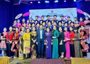 Ông Johnathan Hạnh Nguyễn nhận giải thưởng Vừ A Dính