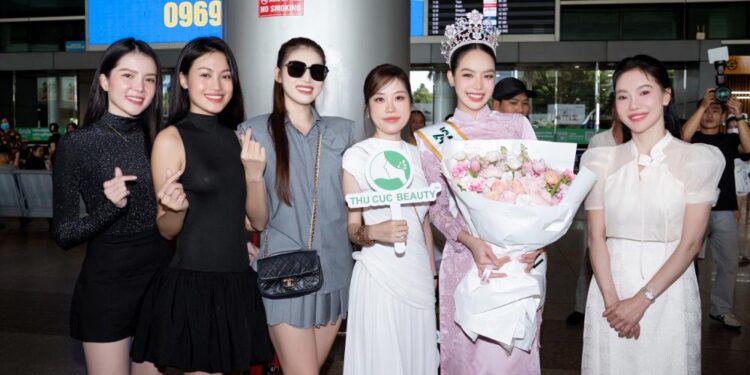 Hoa hậu Thanh Thủy trở về Việt Nam, nhiều khán giả chào đón