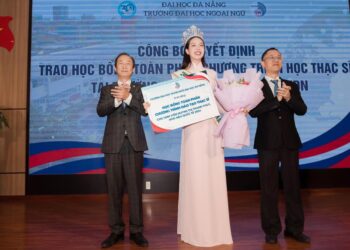 Hoa hậu Thanh Thuỷ được Chủ tịch Uỷ ban Nhân dân thành Phố Đà Nẵng trao tặng bằng khen