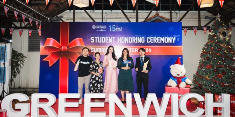 Hoa hậu Thanh Thuỷ được trao tặng bằng khen tại Lễ vinh danh sinh viên Đại Học Greenwich Việt Nam