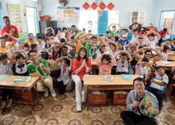 Dàn Nam vương mướt mồ hôi vẽ tranh, lắp kệ sách cho các em ở Phan Thiết