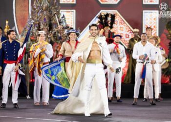 Dàn Nam vương Thế giới khoe thân hình 6 múi như tượng tạc khi trình diễn National Costume ở Phan Thiết