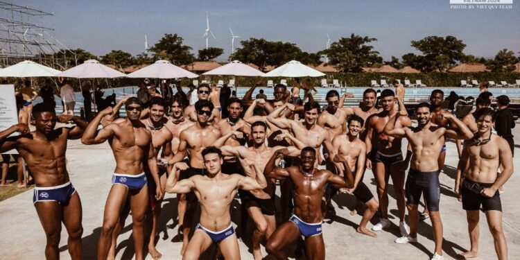 Hơn 60 Nam vương khoe body đẹp như tạc tượng trong phần thi bơi