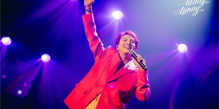 Tăng Phúc phá vỡ định kiến “chỉ cầm mic hát”: Nhảy cực sung, lần đầu khoe cơ bắp trong show diễn Hà Nội