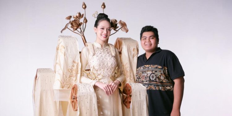 Hoa hậu Thanh Thủy hỗ trợ “đối thủ” trong phần thi National Costume