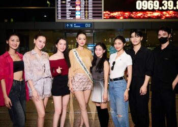 Thời trang sân bay của Á hậu Bùi Khánh Linh trước khi lên đường dự thi quốc tế