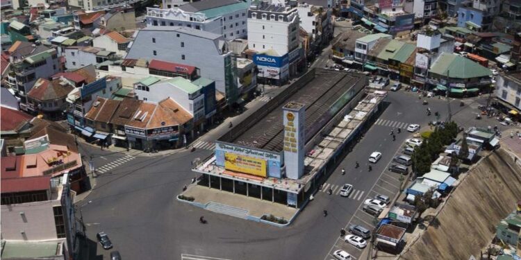 Lễ hội Áo Dài Thành phố Đà Lạt 2024: lần đầu tiên mang sân khấu thực cảnh hoành tráng đến khu Hòa Bình!