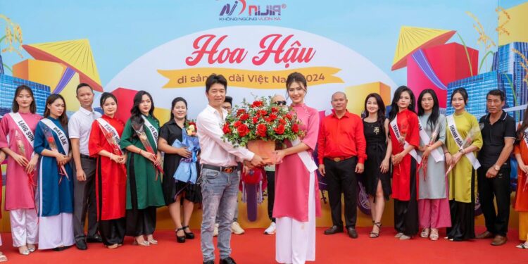 Thí sinh Hoa hậu Di sản Áo dài Việt Nam 2024 tham quan nhà máy sản xuất xe điện NIJIA