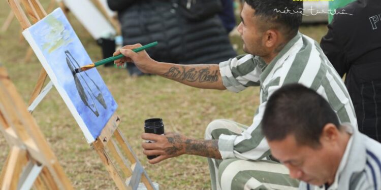 Nhóm nghệ sĩ Rừng Xòe 6 và Triển lãm “Nét vẽ tình thân” tại Ga Hà Nội