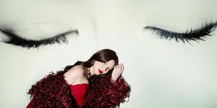 Lý Nhã Kỳ: Bừng sáng mùa lễ hội với vẻ đẹp không tuổi