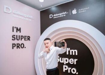 Lý do ca sĩ Cao Thái Sơn hào phóng chấm Di Động Việt 10 điểm khi đến mua iPhone 16 Pro Max