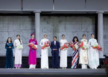 Thanh Hằng – Lan Khuê cùng dàn Hoa hậu, Á hậu đình đám biến Khu Hòa Bình của Đà Lạt thành “sàn diễn” Áo Dài khổng lồ