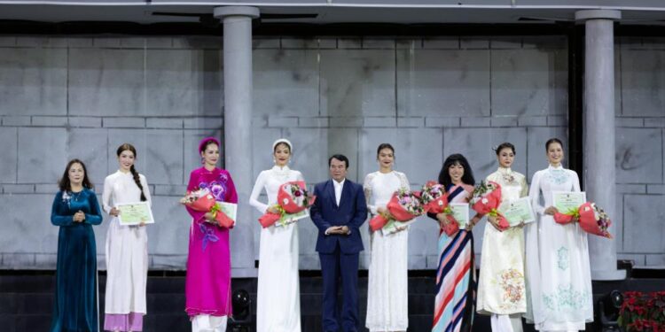 Thanh Hằng – Lan Khuê cùng dàn Hoa hậu, Á hậu đình đám biến Khu Hòa Bình của Đà Lạt thành “sàn diễn” Áo Dài khổng lồ