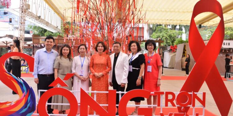 Hoa hậu Bùi Quỳnh Hoa, á hậu Hạnh Nguyên, Quỳnh Anh chung tay vì người sống chung với HIV/AIDS