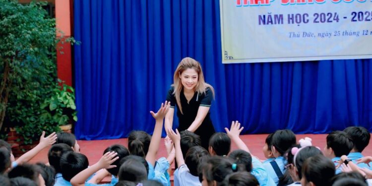 Thanh Thảo cùng con gái về Việt Nam làm từ thiện dịp giáng sinh