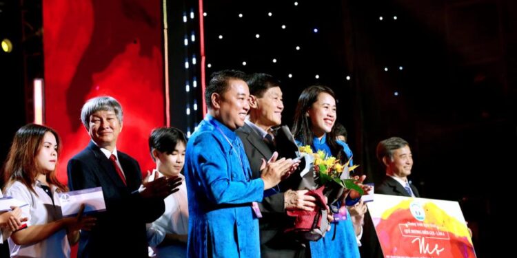 Doanh nhân Johnathan HạnhNguyễn ủng hộ 4,79 tỉ đồng cho Khánh Hòa