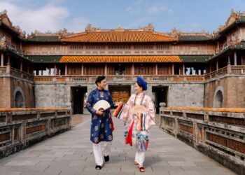 Nguyễn Uyên Phương kỷ niệm 10 năm cưới cùng ông xã Hoàng Phúc với bộ ảnh áo dài xưa