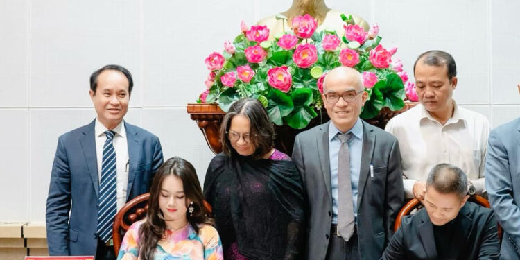  Nguyễn Như Thủy Tiên Đại diện Hiệp Hội Sầu Riêng tham dự ký thỏa thuận hợp tác