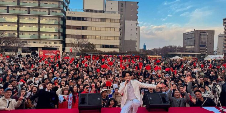 Ca sĩ Đan Trường ấm lòng khi biểu diễn phục vụ bà con xa quê ở Nhật Bản