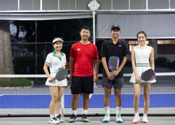 Á hậu Hồng Hạnh đánh pickleball cùng thần đồng Quang Dương