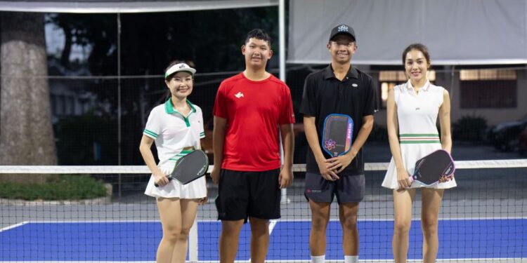 Á hậu Hồng Hạnh đánh pickleball cùng thần đồng Quang Dương