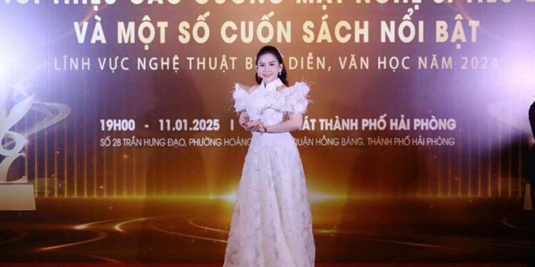 Bình Tinh tự hào với danh hiệu “Gương mặt nghệ sĩ tiêu biểu ngành nghệ thuật 2024”