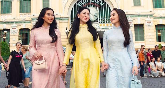 Doanh nhân Thuỷ Tiên tươi trẻ sánh đôi với con gái