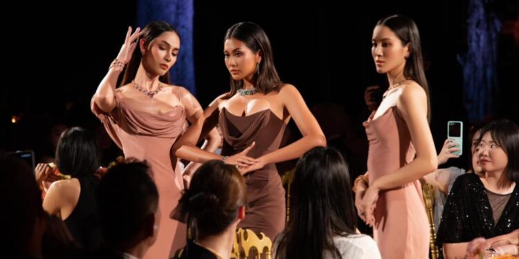 Miss cosmo 2024 – Ketut Permata Juliastrid tỏa sáng trên sàn diễn đẳng cấp nhất của Bvlgari