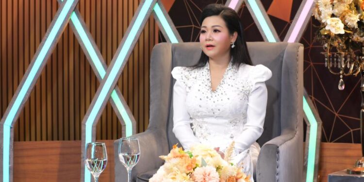 Ca sĩ Dương Hồng Loan tiết lộ con gái tủi thân khóc thầm mỗi tối vì không được gần cha mẹ