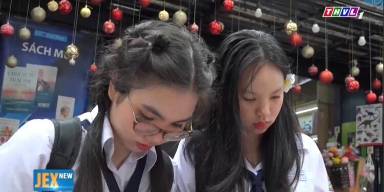 Câu Chuyện Cuộc Sống: Học sinh dễ bị cuốn vào các hội nhóm trên mạng xã hội