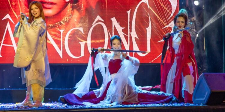 Choáng ngợp trước màn múa kiếm của chị đẹp Thuý Hiền cùng Châu Tuyết Vân tại Fancon Hoàng Yến Chibi