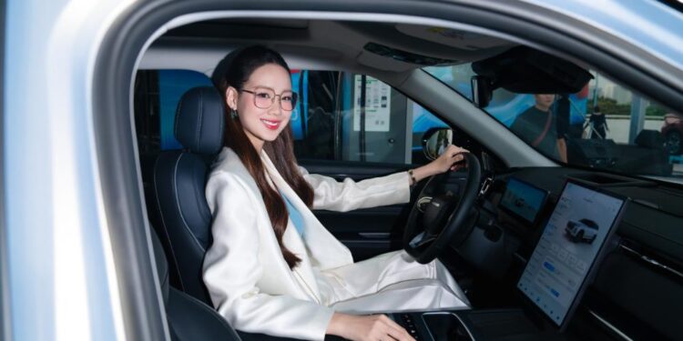 Hoa hậu Bảo Ngọc “song hành” cùng J7 PHEV: Tậu xế hộp, làm Đại sứ thương hiệu, lan tỏa lối sống xanh