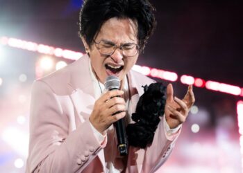 HÀ ANH TUẤN HÒA GIỌNG CÙNG HÀNG NGHÌN KHÁN GIẢ TRONG ĐÊM LIVE CONCERT “SKETCH A ROSE”