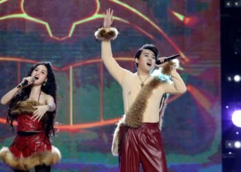 Cặp đôi Jee Trần – Duy Zuno nhận “cơn mưa” lời khen khi vừa hát vừa thực hiện động tác bê đỡ, nhào lộn mạo hiểm