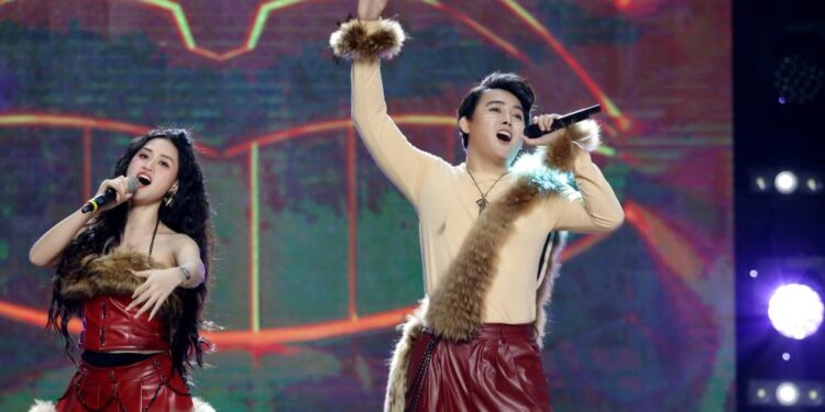 Cặp đôi Jee Trần – Duy Zuno nhận “cơn mưa” lời khen khi vừa hát vừa thực hiện động tác bê đỡ, nhào lộn mạo hiểm