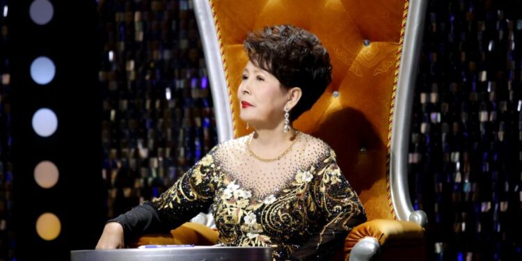 Danh ca Phương Dung nổi danh với tà áo dài trắng   