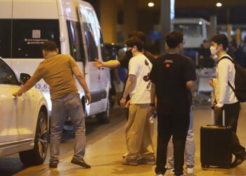 Nghệ sĩ dương cầm Yiruma đáp chuyến bay tối muộn đến Việt Nam