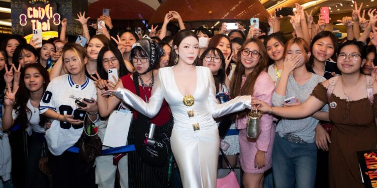 Lý Nhã Kỳ nóng bỏng đến ủng hộ Hieuthuhai