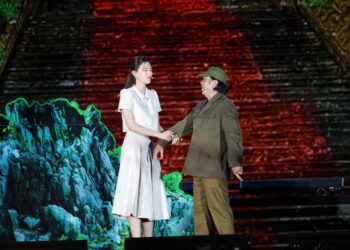 Hoa hậu Tiểu Vy diễn kịch tại Lễ kỷ niệm 50 năm Ngày giải phóng tỉnh Quảng Nam