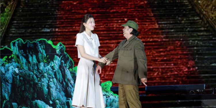 Hoa hậu Tiểu Vy diễn kịch tại Lễ kỷ niệm 50 năm Ngày giải phóng tỉnh Quảng Nam