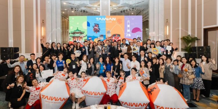 Gian hàng Đài Loan với góc chụp toàn cảnh 360 độ, thắp sáng Hội chợ du lịch Hà Nội – Việt Nam